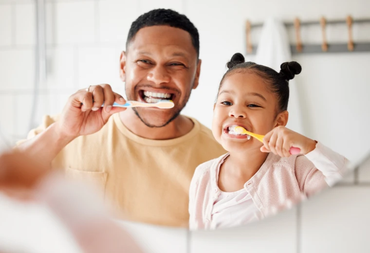 Brossage des dents en famille, un bon exemple pour les enfants
