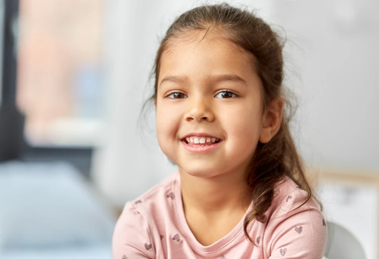 Enfant souriant avec des dents saines