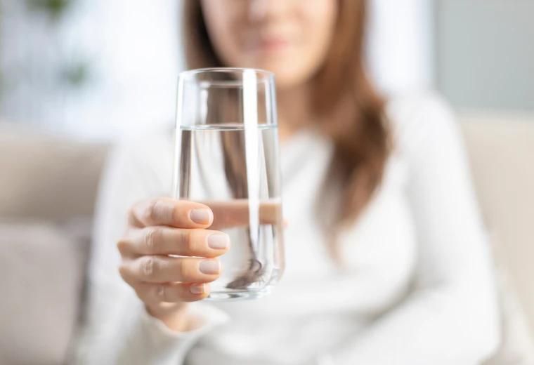 Boire de l'eau pour favoriser la salive et protéger les gencives