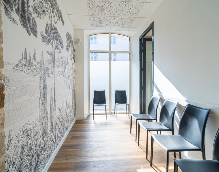 Salle d'attente pour les patients au cabinet dentaire Arcadia à Quingey